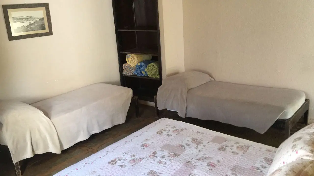 Apartamento com cama de casal e duas camas de solteiro
