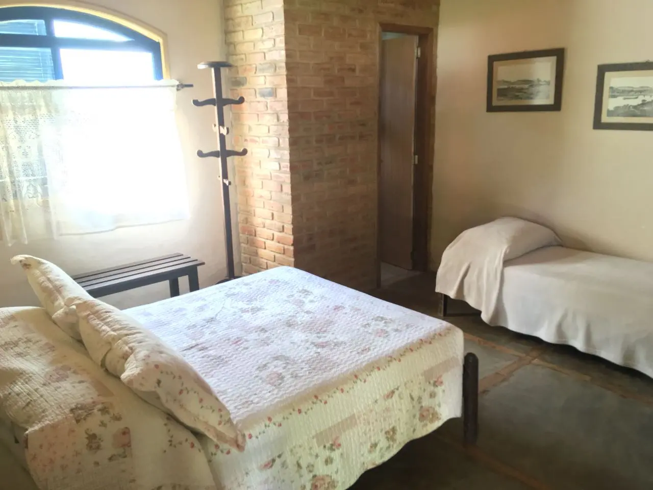 Apartamento com uma cama de casal e uma cama de solteiro