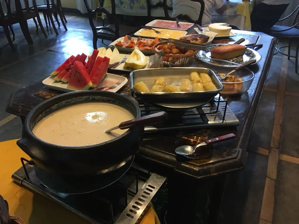 Pratos quentes e acompanhamentos servidos no buffet