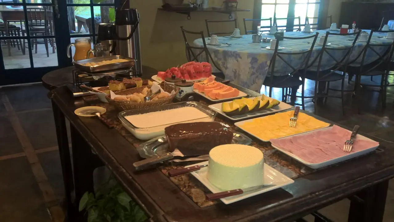 Mesa preparada com o café da manhã da Fazenda Hotel Jatahy