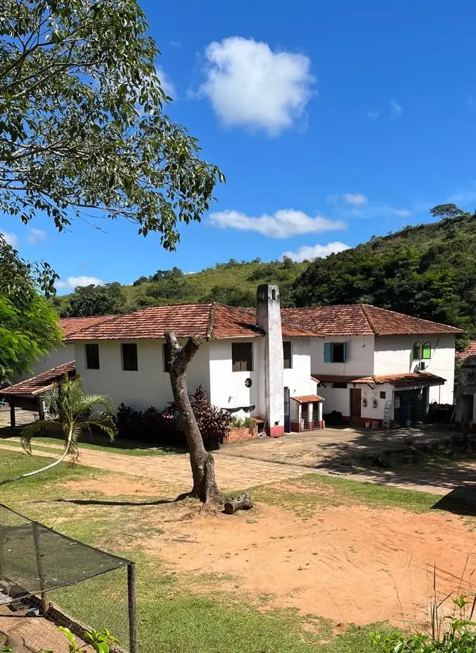 Casario do Jatahy visto do jardim, com a chaminé ao centro