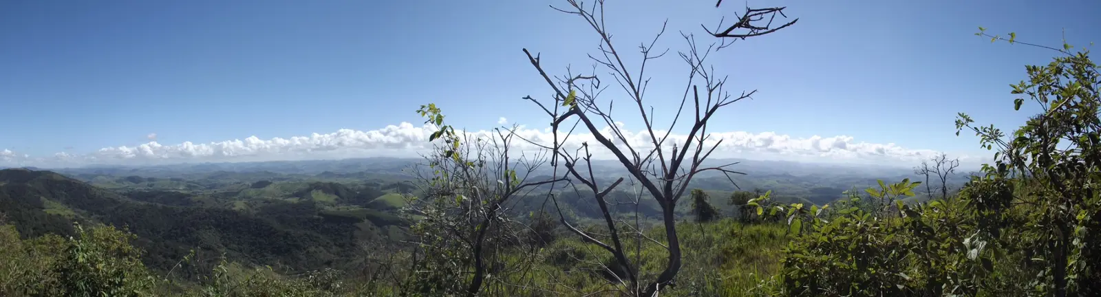 Vista panorâmica de montanhas sob o céu azul
