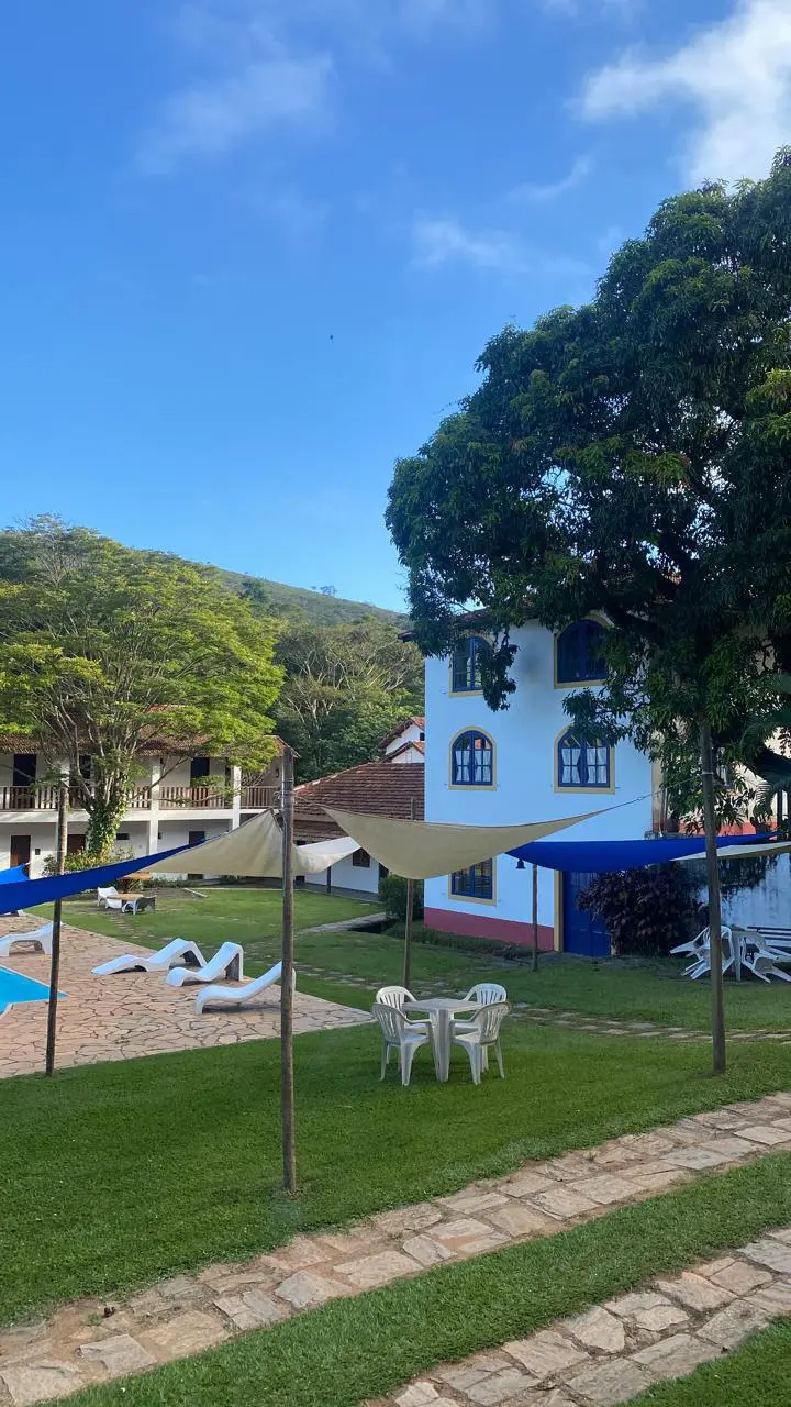 Piscina e edifícios do Jatahy vistos a partir do rancho