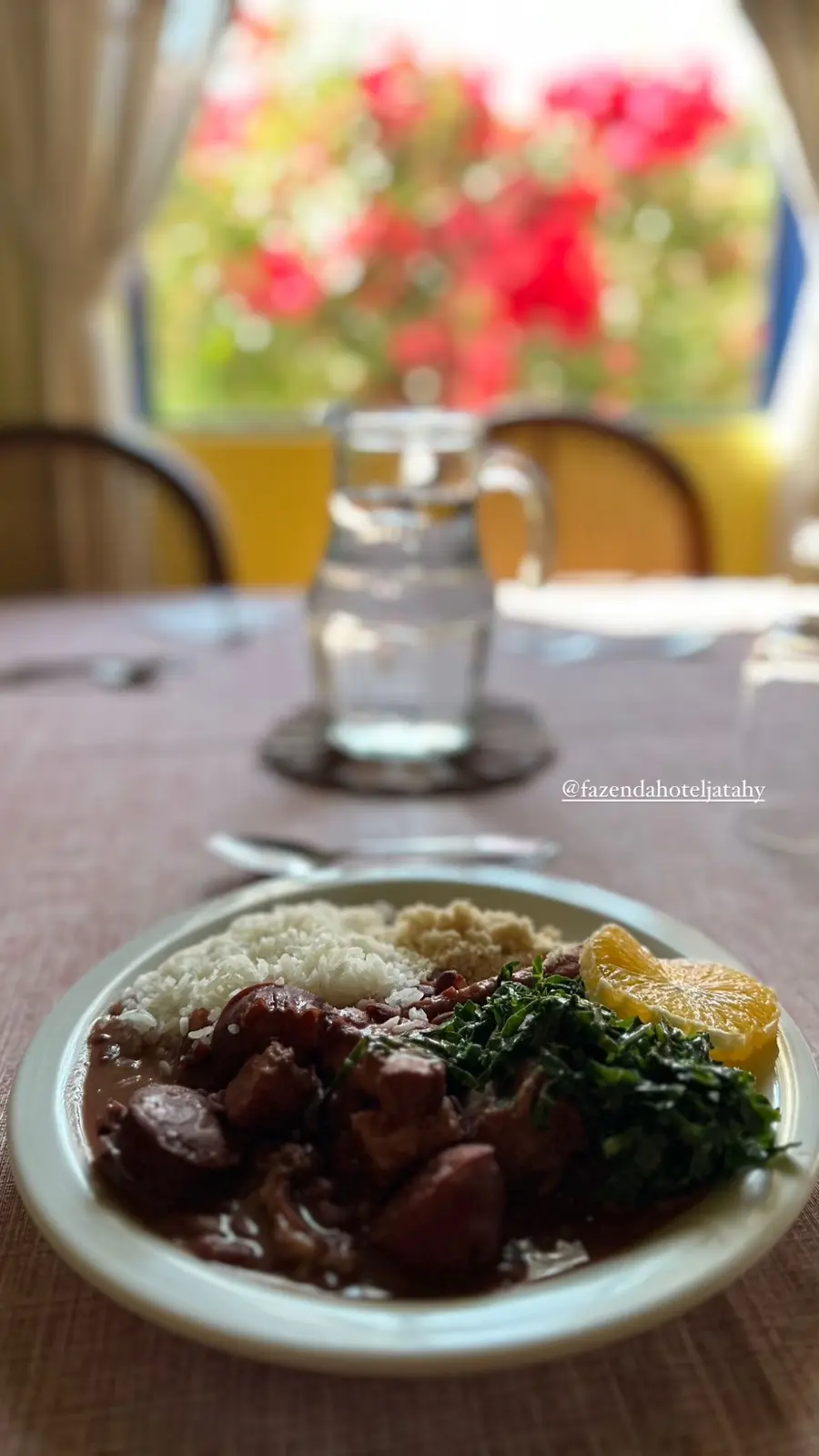 Prato de comida caseira servido à mesa