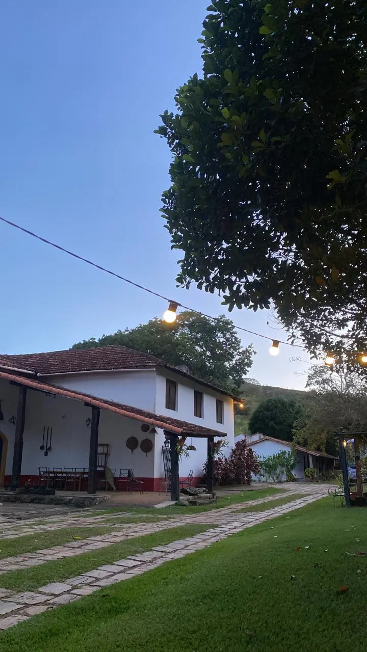 Varal de luzes aceso junto ao jardim e às construções do Jatahy