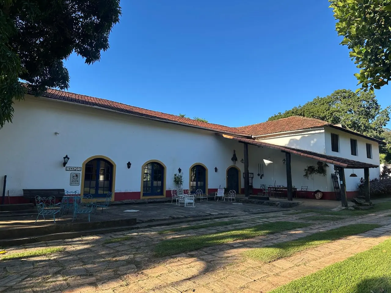 Varanda lateral da sede do Jatahy em um dia de céu azul