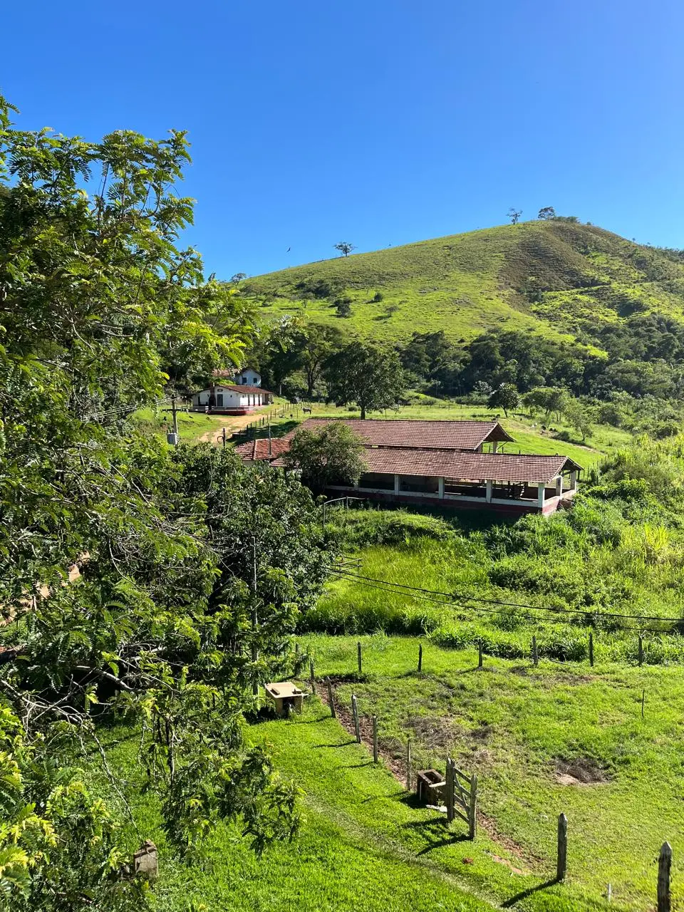 Vista elevada das construções do Jatahy entre morros e mata