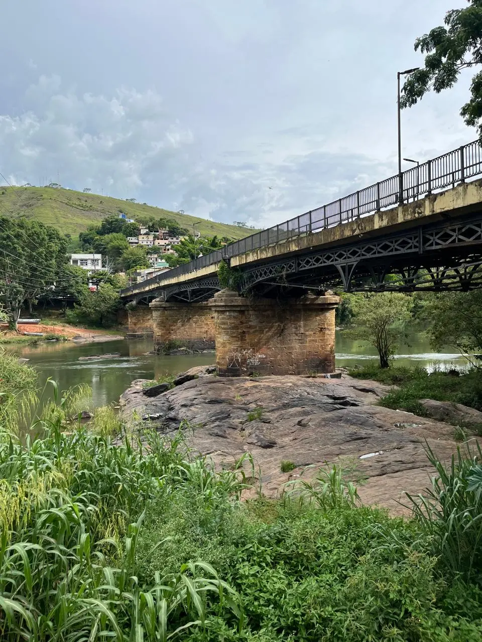 Vista contemporânea da Ponte Velha sobre o rio Paraíba do Sul